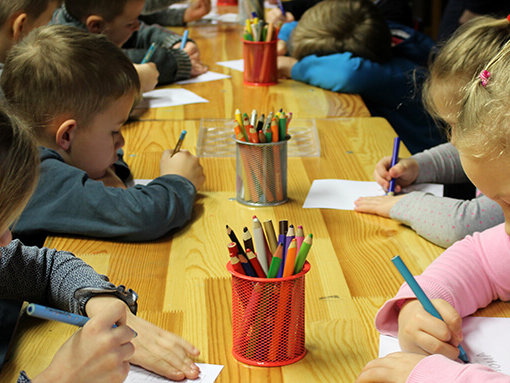children-4526384_red